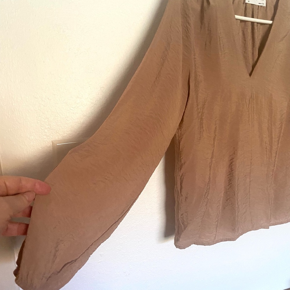 Tan or brown V-neck long-sleeve blouse from the brand Self Contrast - Picture 4 of 6